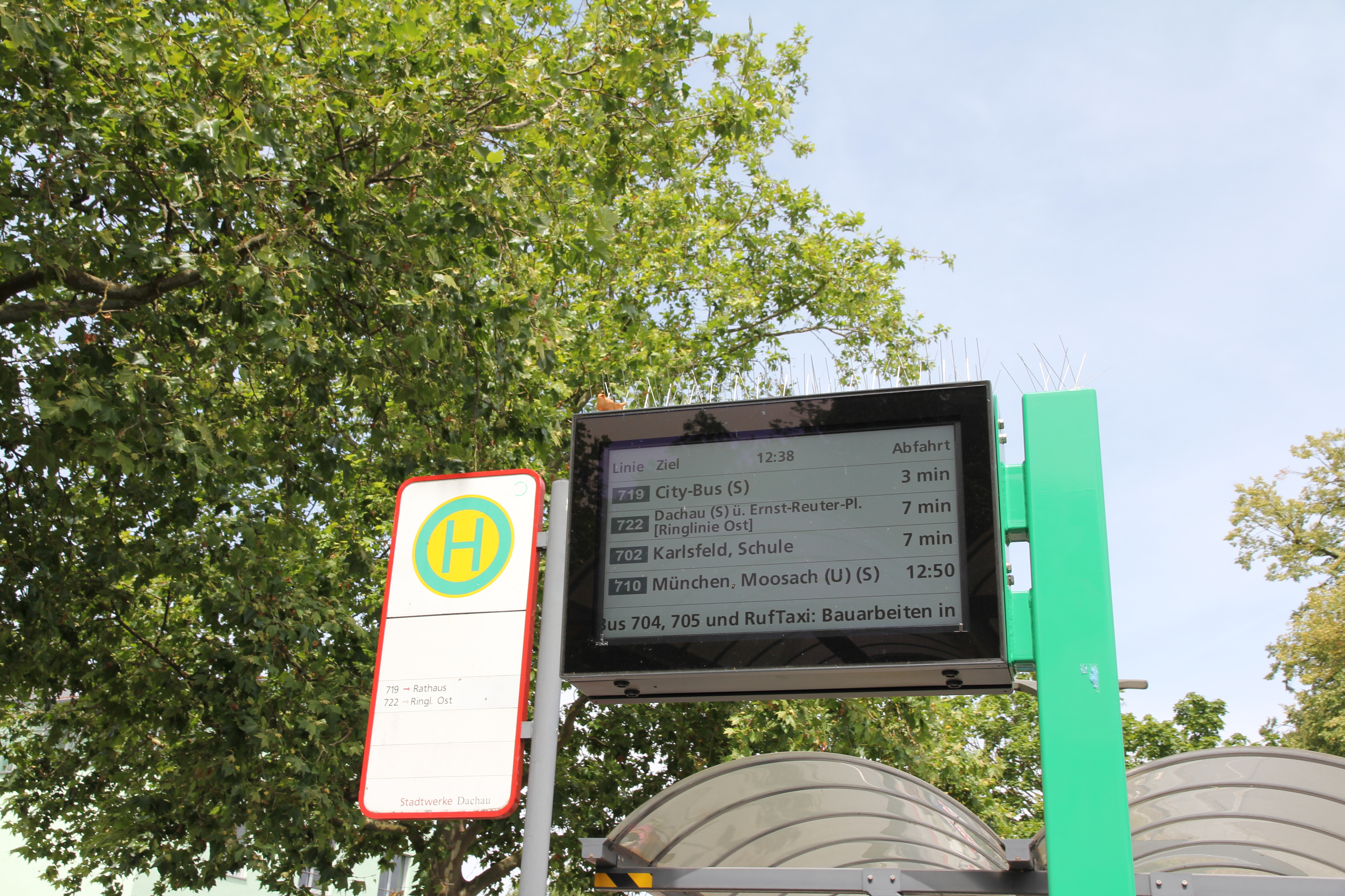 Neuer Digitale Fahrgastanzeiger am Bahnhof Dachau mit Bushaltestellen Schild