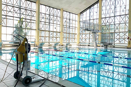 Schwimmbecken mit Reinigungsgerät im Vordergrund